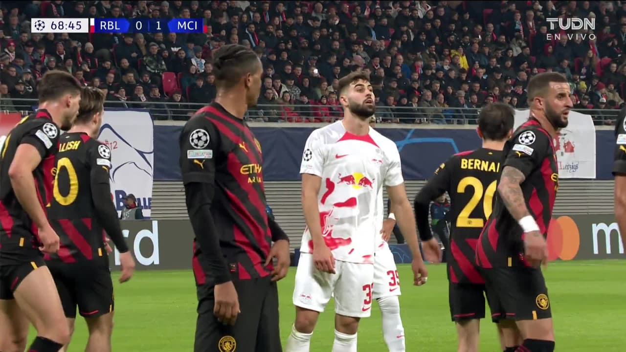 ¡TIRO ATAJADO! disparo por Dominik Szoboszlai.