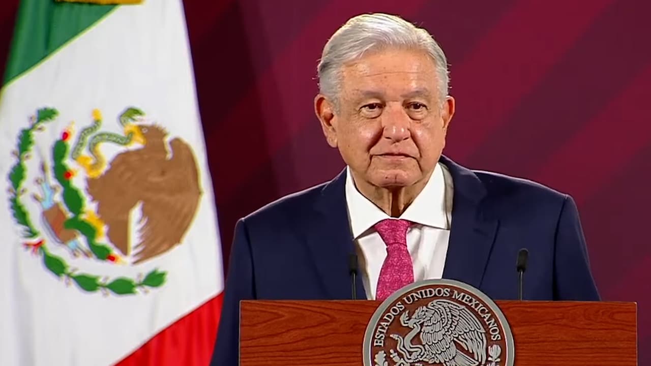 AMLO llega tarde a 'mañanera' por ver el Clásico Mundial y felicita a México