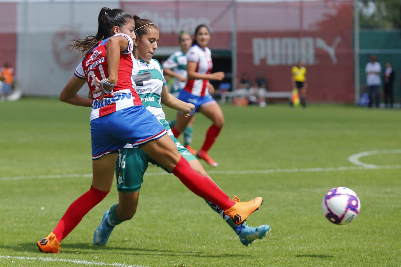 Con hat-trick de Estela Gómez, las de Torreón vencieron a las Chivas en Guadalajara 2-3; Dania Pérez y María Guadalupe Velázquez descontaron por las locales.
