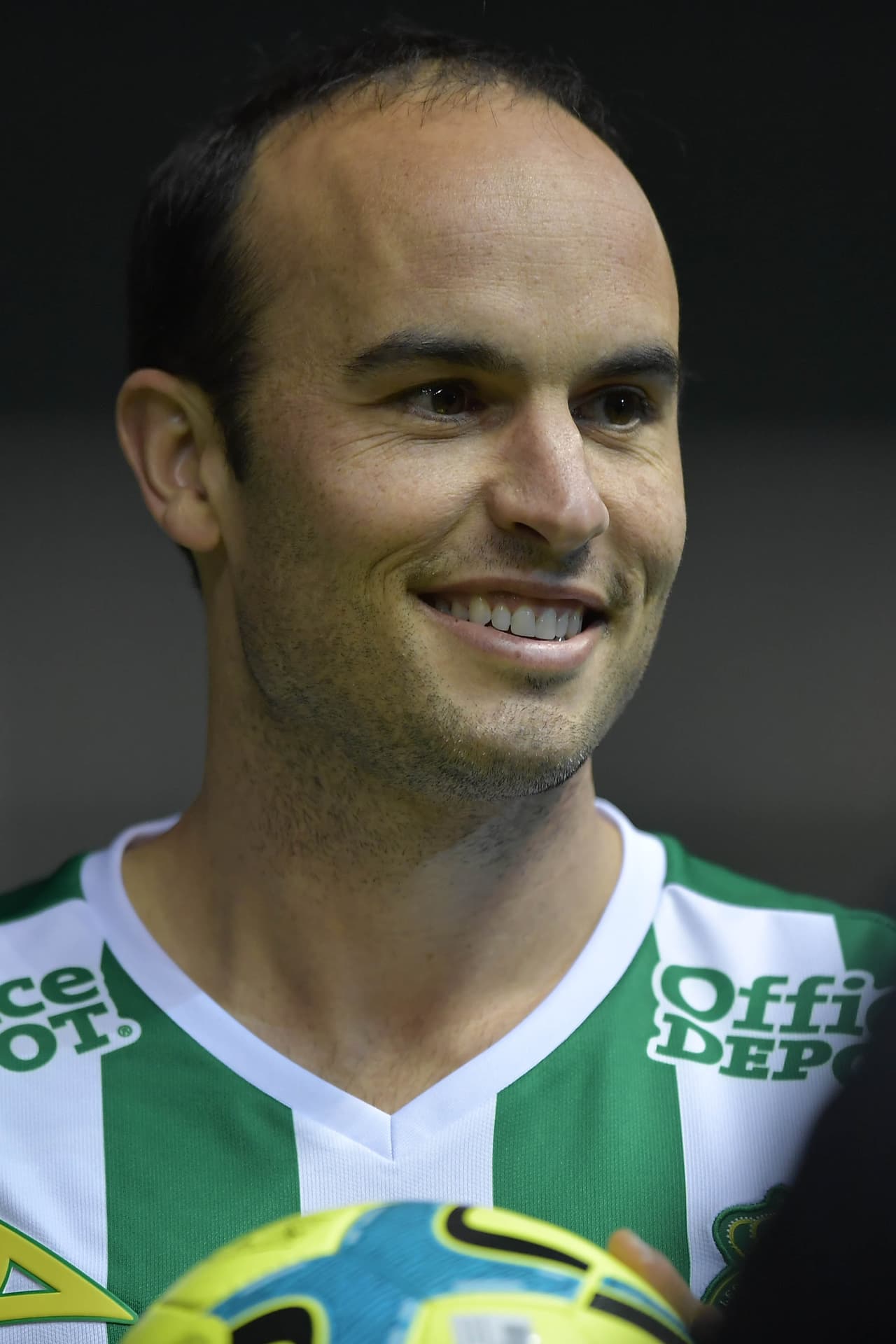 El jugador estadounidense tuvo una cálida bienvenida ante cuatro mil aficionados presentes en el Nou Camp. Allí aseguró que llega al equipo a jugar fútbol y a "ser campeón". Además de ratificar que "no cree en los muros" y que él empezó a jugar al fútbol con mexicanos, por lo tanto jugar en México "es un sueño".