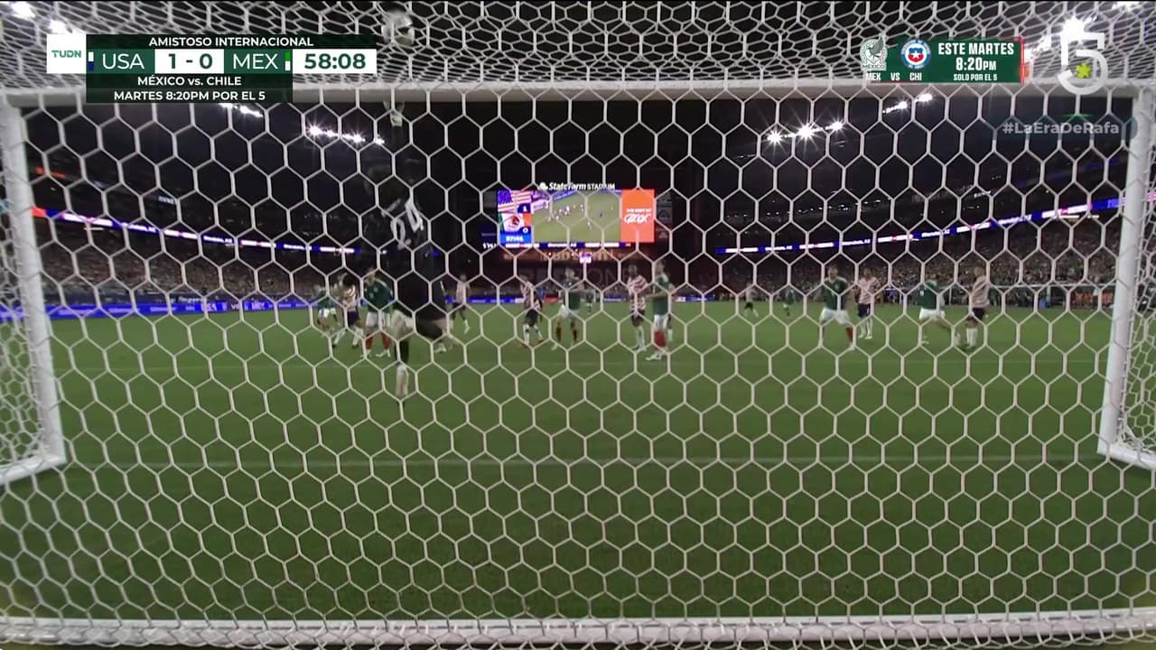 ¡Iba a ser un golazo! Tremenda volea del Piojo que Kochen saca con una enferma atajada