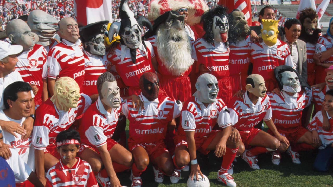 Reviven máscaras en Neza de la LBM, con político incluido