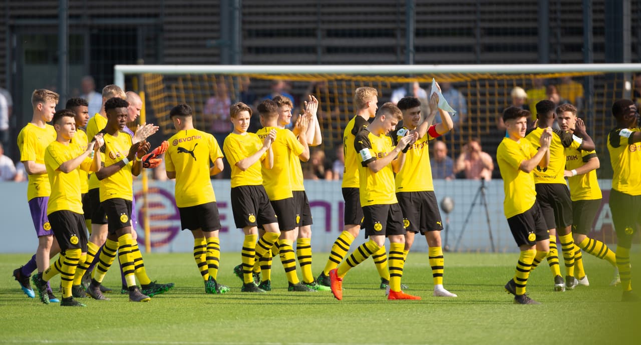 Muchos equipos de Bundesliga no pueden costear los fichajes que sí pueden costear equipos de España e Inglaterra y por eso trabajan en categorías juveniles.