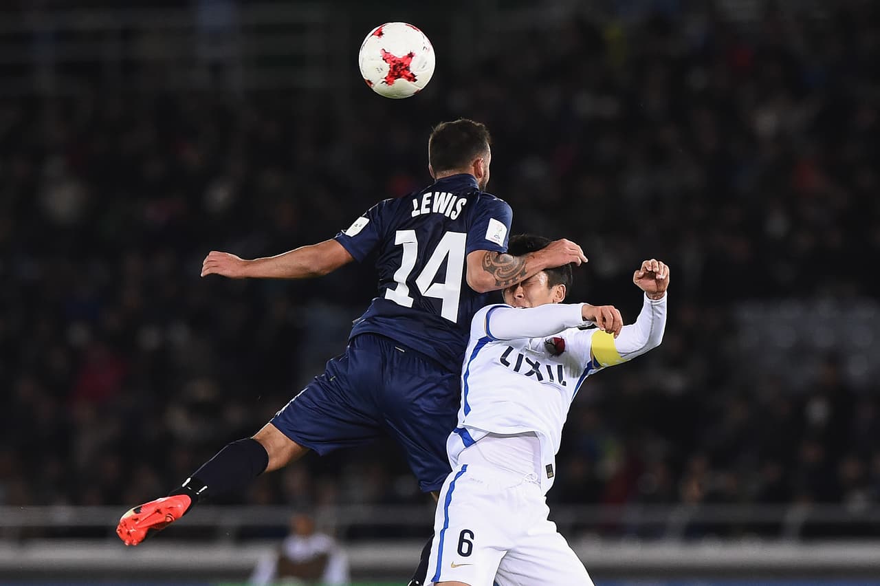 Los japoneses se hicieron con la posesión desde el inicio y buscaban sobre todo a Shibasaki, su hombre más desequilibrante, para penetrar entre las líneas de un Auckland replegado atrás y a la espera de su ocasión al contragolpe.