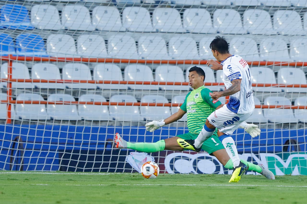 A los 41 minutos, en el segundo penalti que se marcó en el primer tiempo, Ulloa lo cobró a la perfección para anotarse el Hat Trick y encaminar a los Tuzos a la victoria.