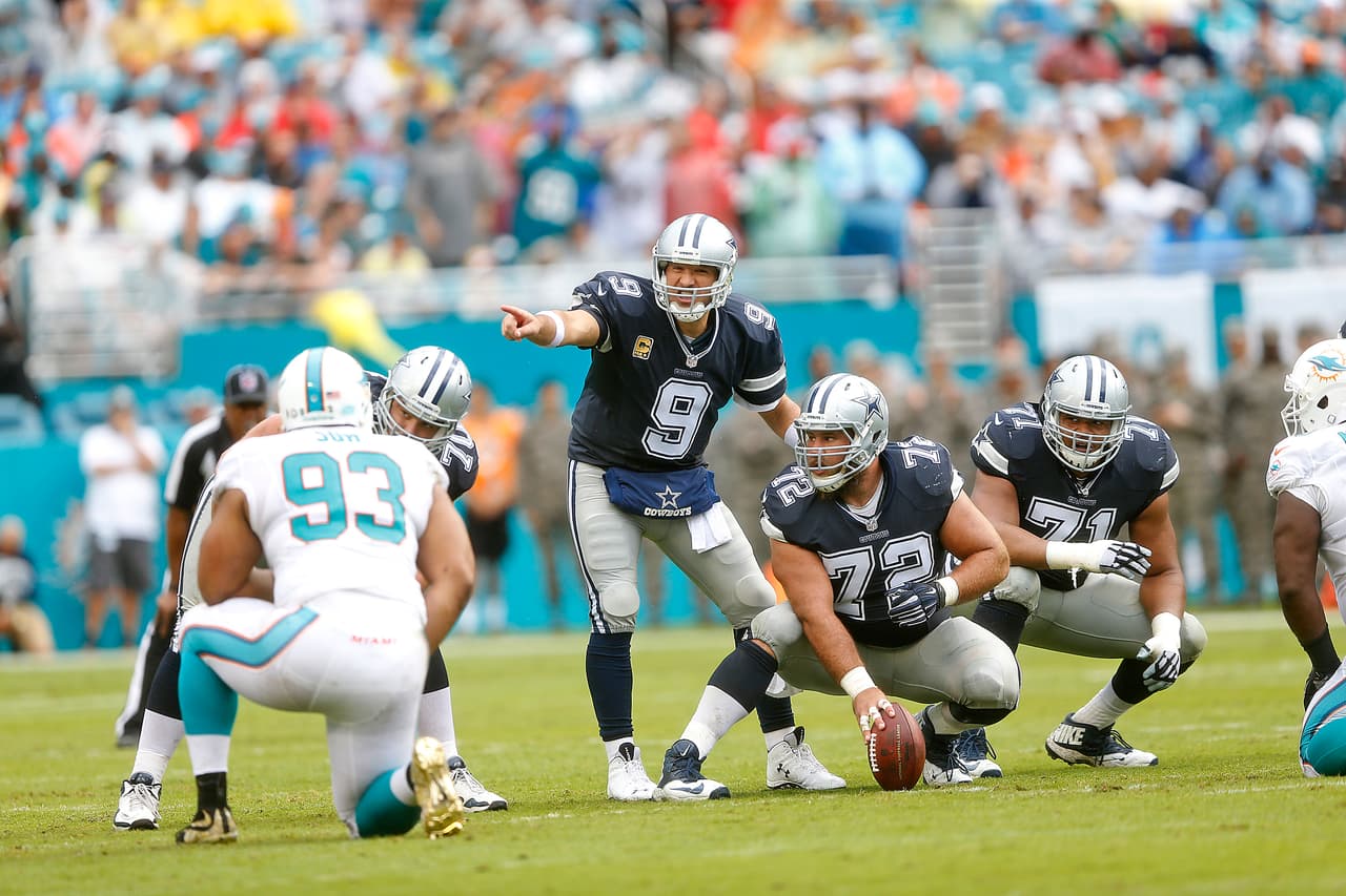 Quedó claro que la presencia de Tony Romo no es crucial... es vital en Dallas. La ofensiva de los Cowboys funciona con Romo mejor que con cualquier otro quarterback. Los números indican algo pero no lo suficiente para evaluar su actuación. Simplemente Romo provoca que sus receptores jueguen mejor y se esfuercen más de lo acostumbrado, eso es liderazgo.