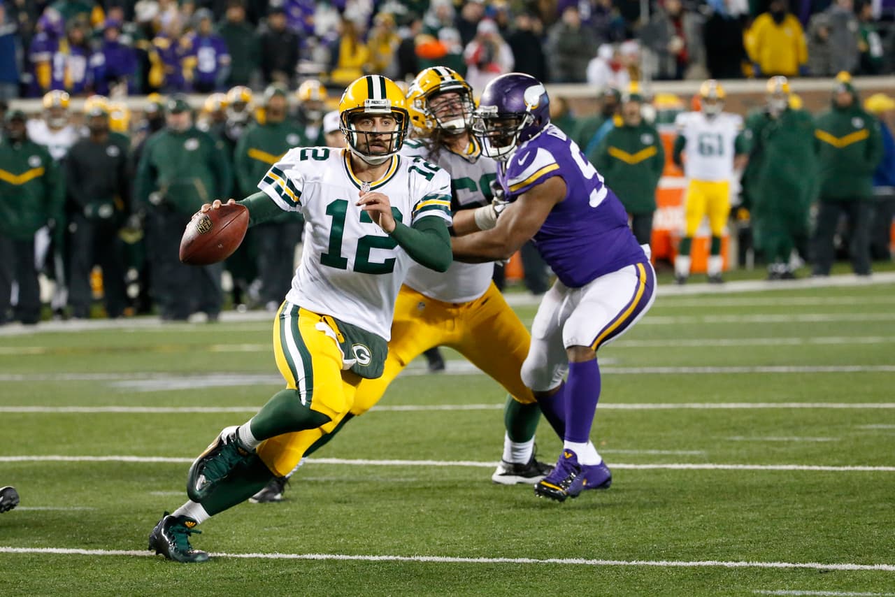 Los Green Bay Packers sacaron el triunfo en Minnesota pero no han resuelto sus problemas a la ofensiva. Se movieron mejor porque Aaron Rodgers es un super estrella, pero cuando llegaron a la zona roja solo sacaron 2 touchdowns. En 5 ocasiones no concretaron de 6 puntos y tuvieron que conformarse con goles de campo.
