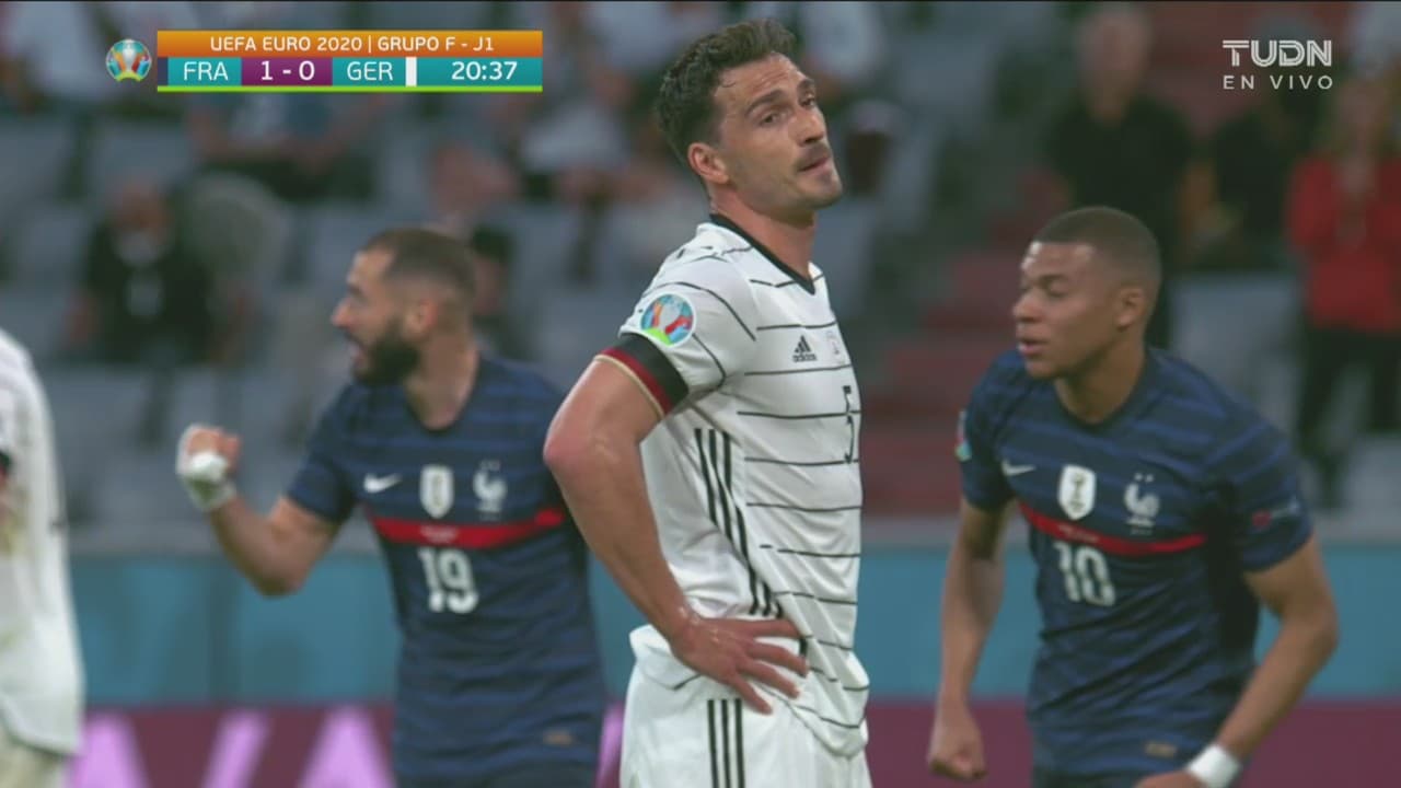 ¡No es su noche! La pelota se estrella en Hummels y es autogol