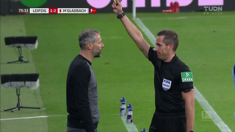 Tarjeta amarilla. El árbitro amonesta a ${PLAYER} de Borussia Mönchengladbach