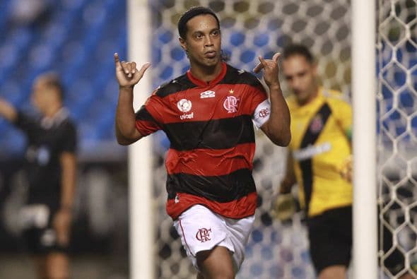 Tres días después de su debut Ronaldinho anotaría su primer gol con el Flamengo en la victoria de su escuadra 3-2 sobre el Boavista en el torneo brasileño.