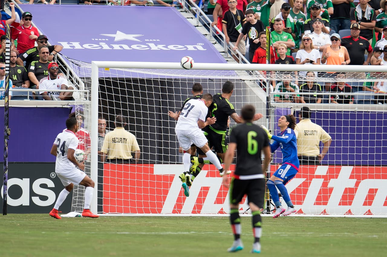 9 David Ramírez fue una pesadilla para el equipo mexicano, sobre todo en la primera parte. Sus desbordes provocaron el primer gol, que él anotó, y el segundo que Layún metió en un autogol.