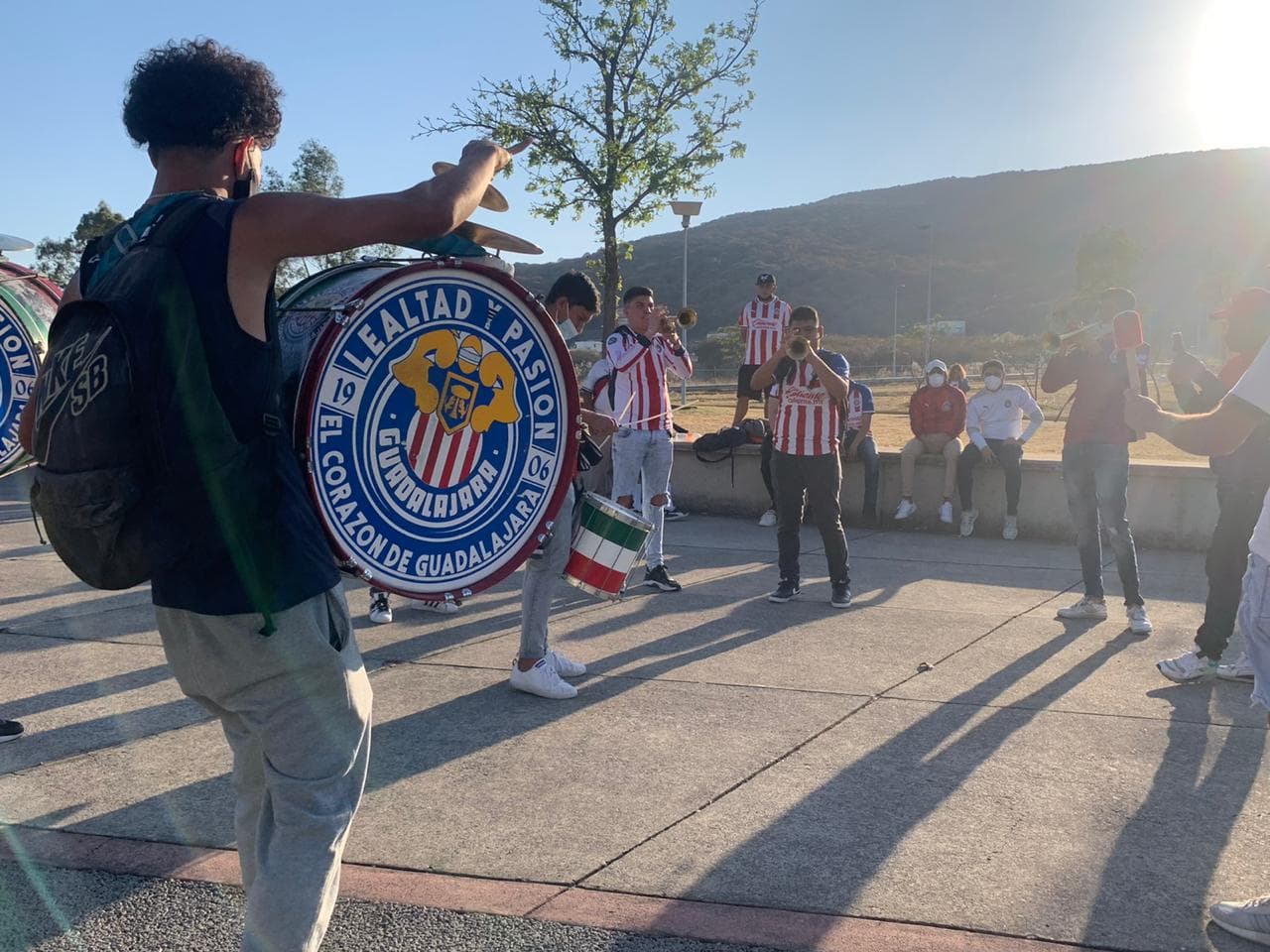 Los afortunados aficionados que consiguieron boleto para el partido más esperado de la temporada regular, comienzan a tomar sus lugares en el Estadio Akron a minutos del pitazo inicial.