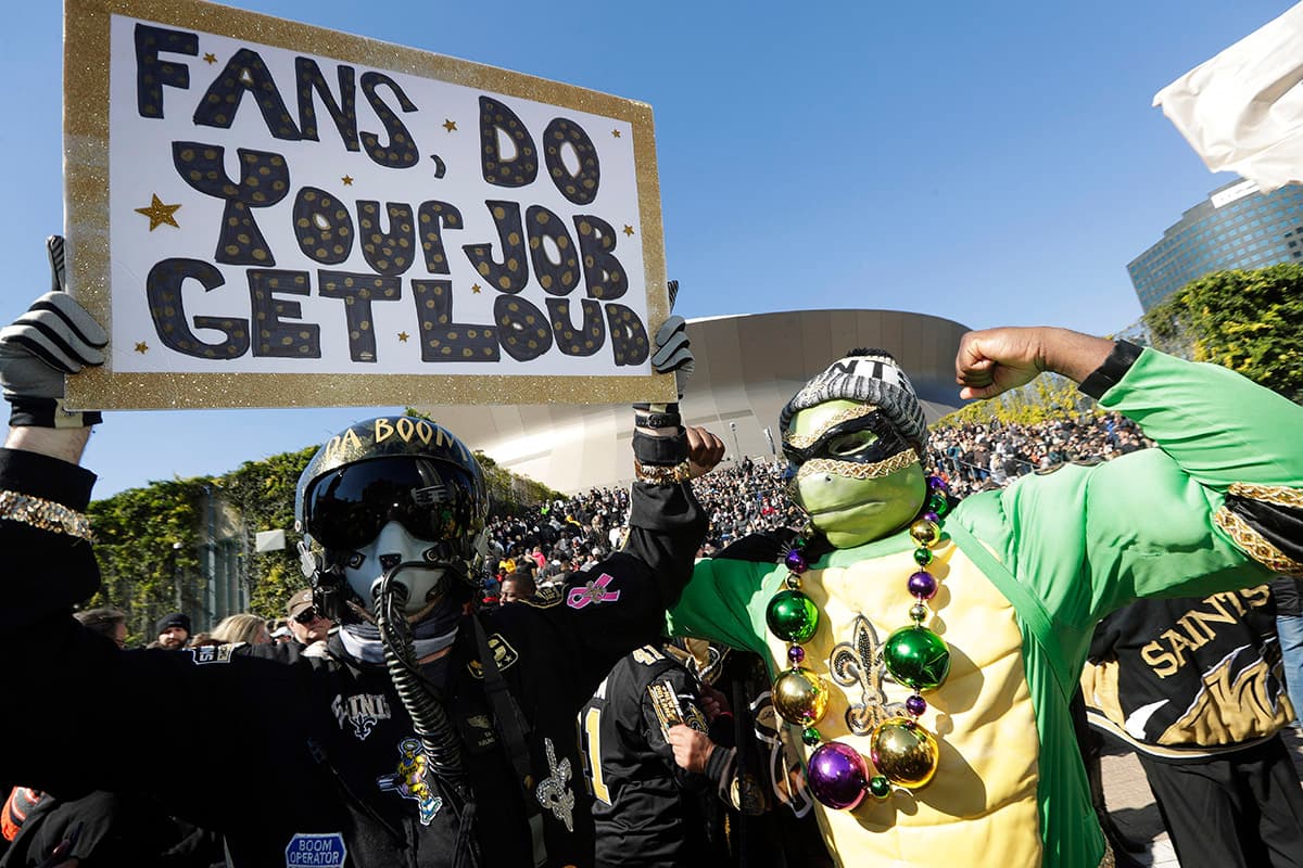 ¡Fanáticos hagan su trabajajo con mucho ruido! Dice el cartel de este fanático.