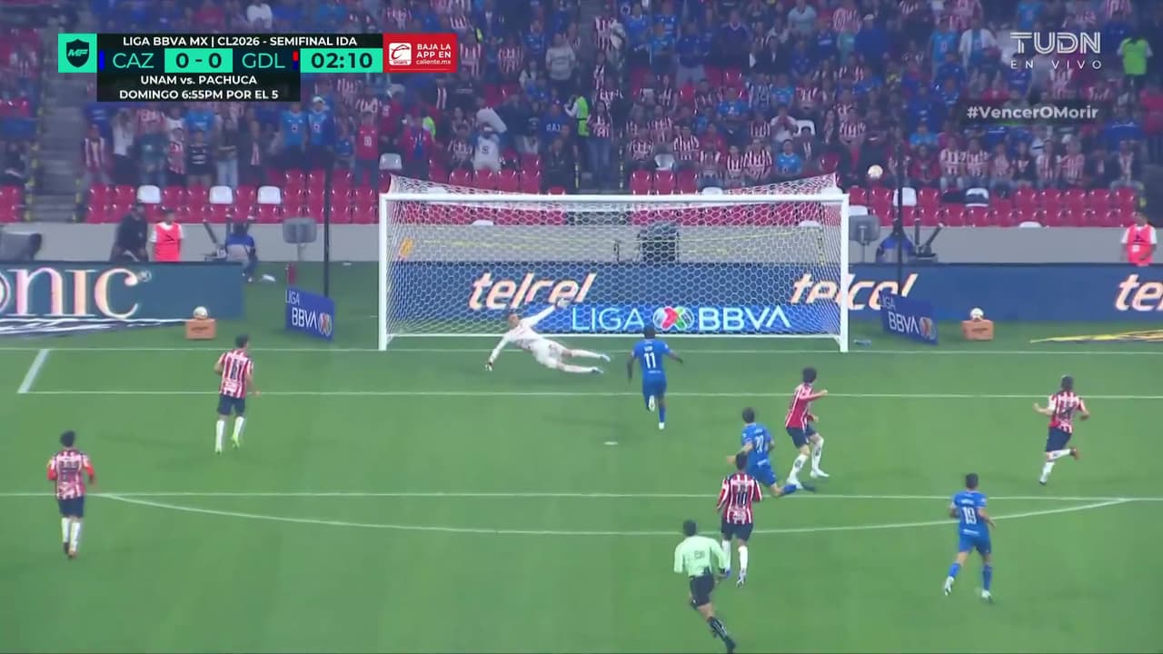 ¡Se salva Chivas! Paradela tira y el desvio de la defensa casi termina en autogol