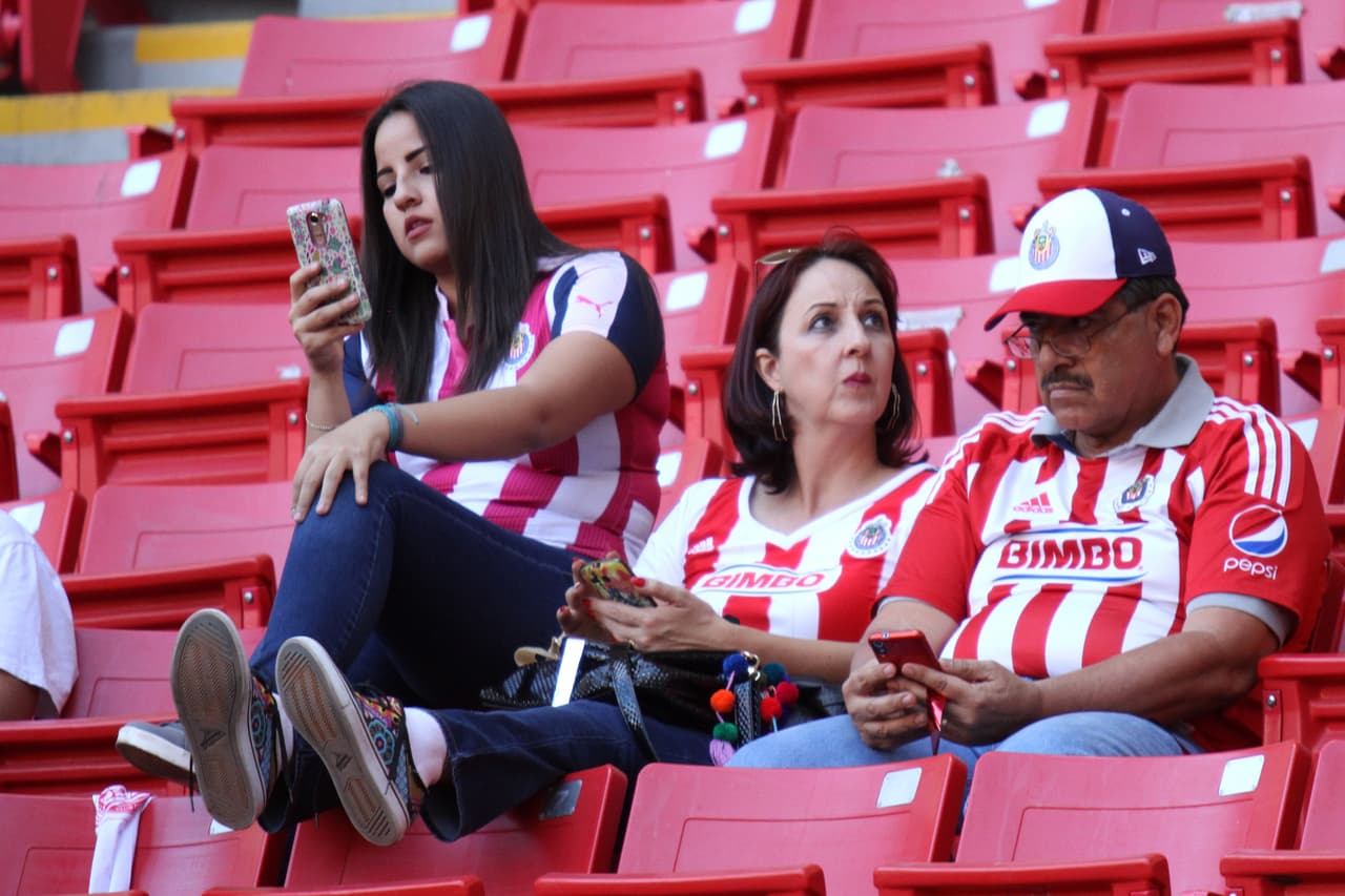 La final de la Copa MX en Guadalajara entre Chivas y Morelia se vio enmarcada por el colorido característico de este tipo de encuentros, con la belleza de porristas y fanáticas y con la fiesta que se vive en las tribunas. Los hinchas estuvieron a la expectativa.
