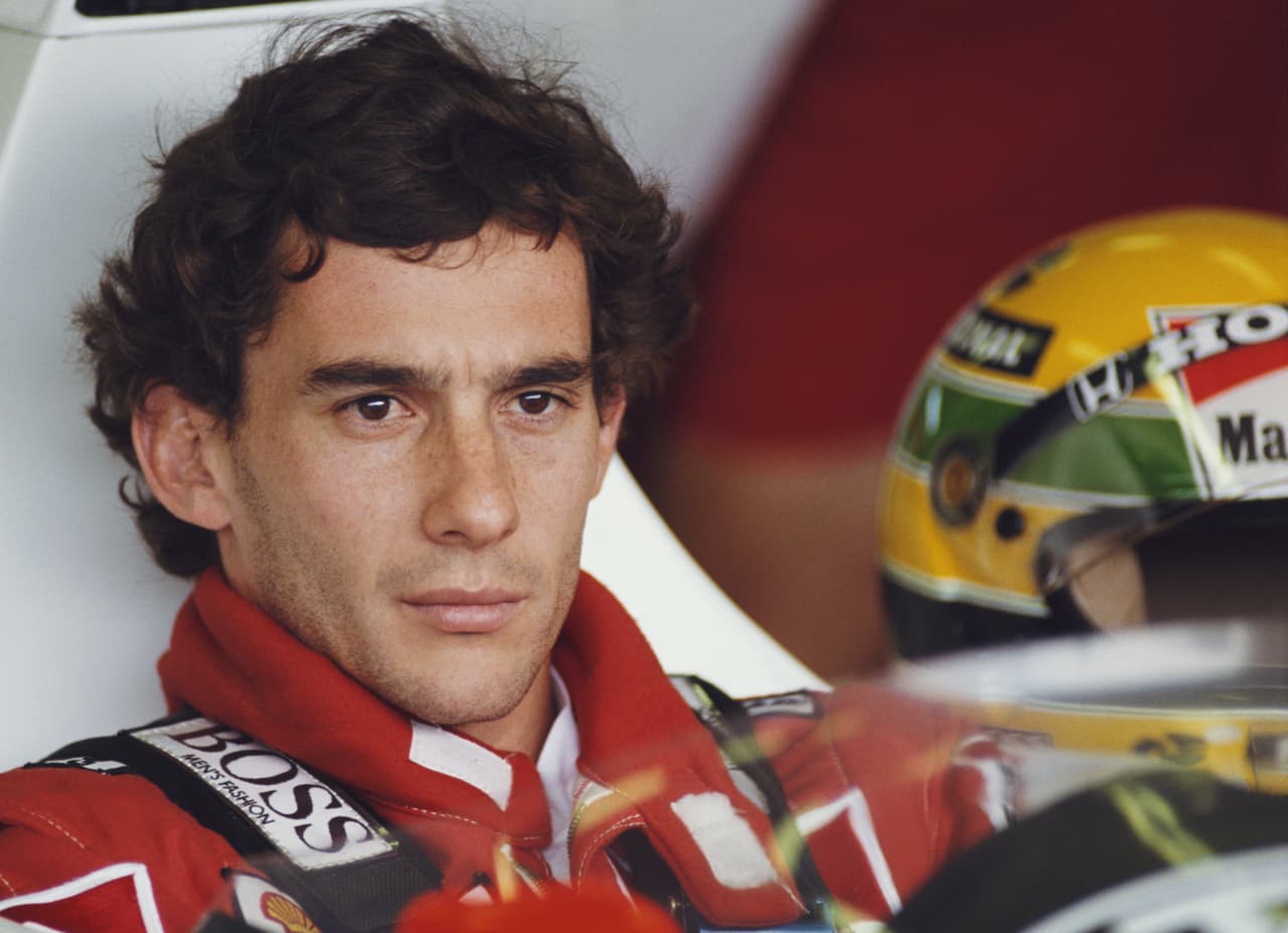 Ayrton Senna da Silva nació el 21 de marzo de 1960 en la ciudad de Sao Paulo, Brasil. Como es común entre los conductores de Fórmula 1, el joven Ayrton comenzó su carrera como piloto en la disciplina del karting a los 13 años, llegando coronarse como campeón suramericano de karting en 1977. Senna compitió en el Campeonato Mundial de Karting entre 1978 y 1982, llegando entre los finalistas en 1979 y 1980.
<br>
<br>En 1981, Senna se mudó a Inglaterra para iniciar su carrera en monoplazas de ruedas abiertas Fórmula Ford 1600 con la escudería Van Diemen, ganando ese mismo año los campeonatos locales de RAC y Towsend-Thoreson.