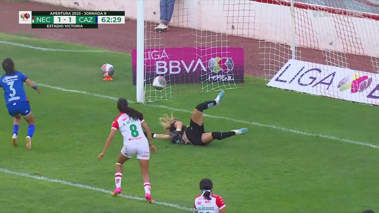 ¡Qué terca pelota! El remate de Cavanaugh pegó en la base de la vertical