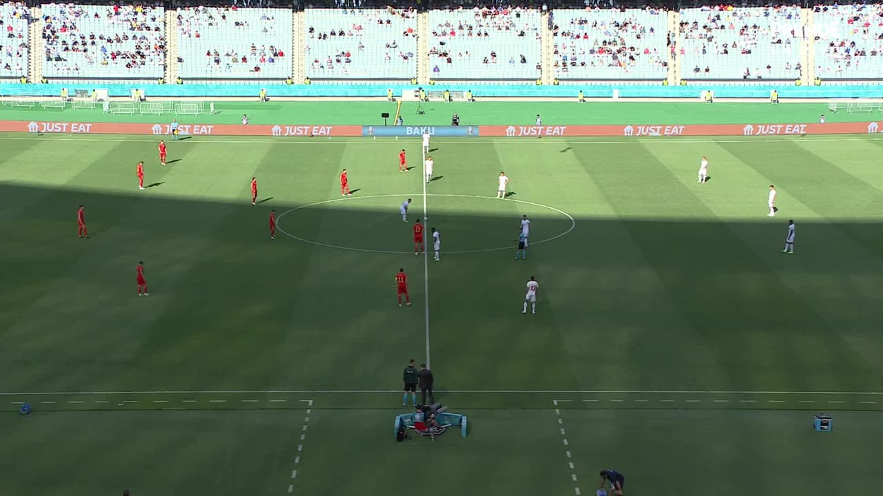 Arranca el partido y la pelota está en juego.