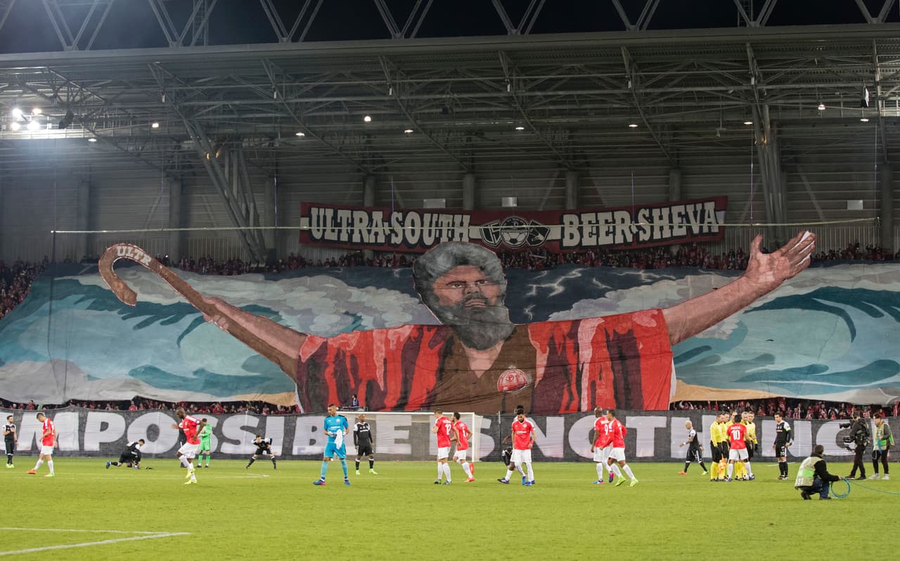 Esta manta retrata el pasaje bíblico de Moisés partiendo el Mar Rojo. Pertenece a los simpatizantes del Hapoel Beersheva de Israel usada contra el Fenerbahce de Turquía en la Europa League: 'Impossible is Nothing'.