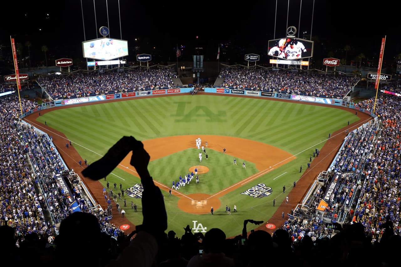 El Dodger Stadium vivió una de las grandes noches en su ya de por sí ilustre historia. Las emociones no han parado en la Serie Mundial y el juego de este martes no fue la excepción.