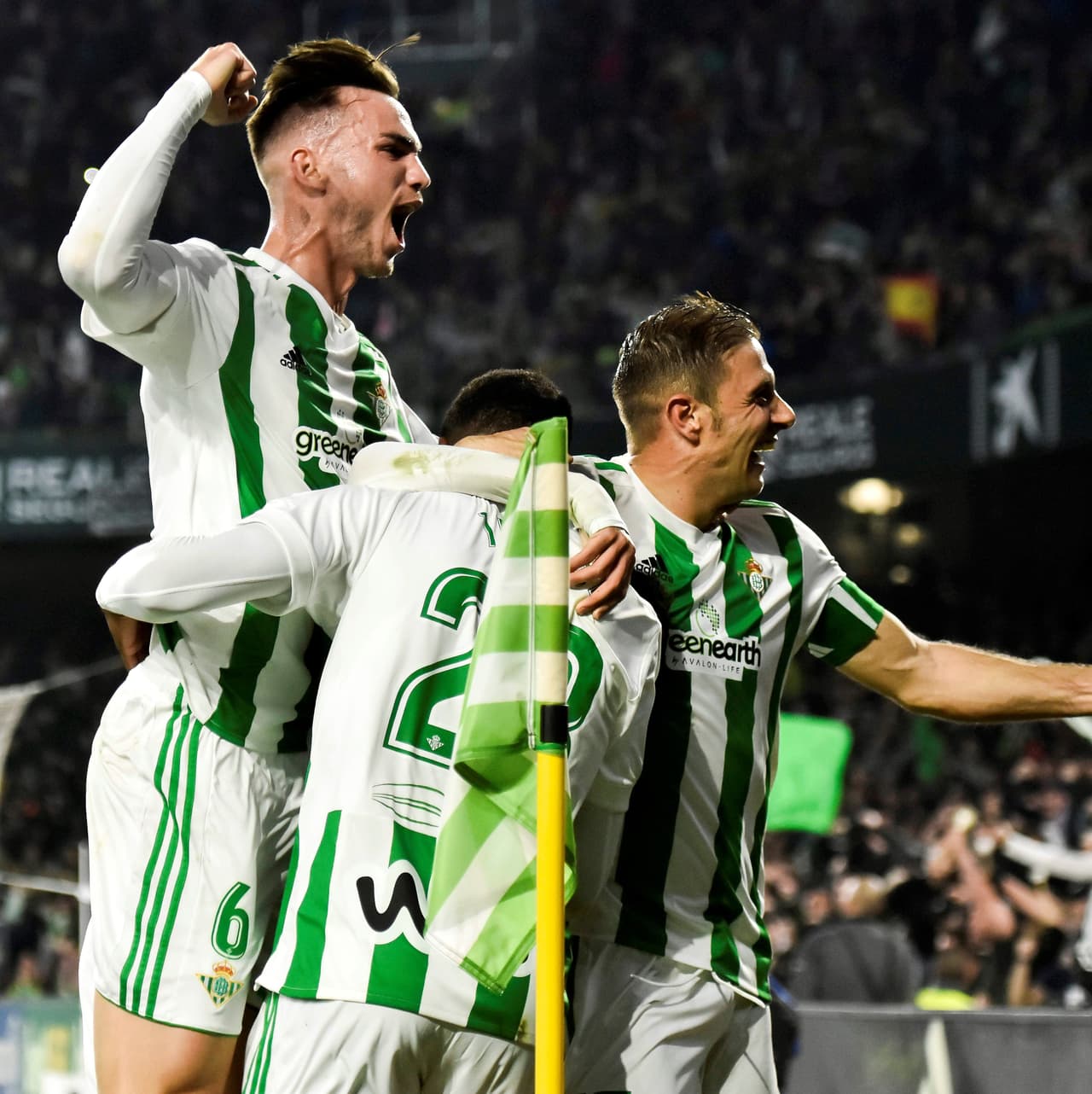 Celebraba a rabiar todo el Benito Villamarín el gol que le daba la ilusión a los verdiblancos.