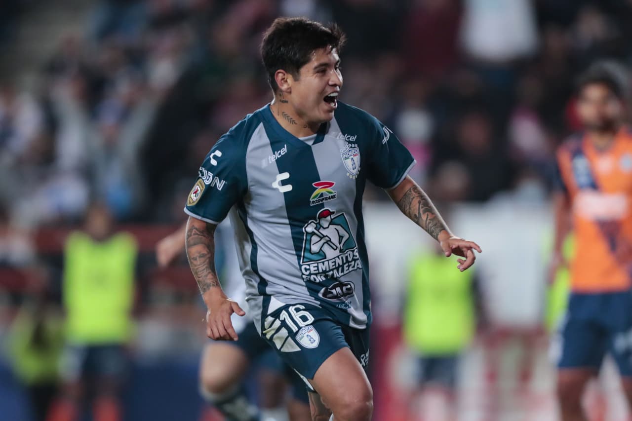 Pachuca arrancó con el pie derecho el Clausura 2023 en el Estadio Hidalgo al derrotar por goleada 5-1 al Puebla. Con anotaciones de Luis Chávez, doblete de Nicolás Ibáñez, otro de ‘Chofis’ López y uno más de Kevin Álvarez, los Tuzos dejaron en claro que buscarán el bicampeonato en la Liga MX. Por parte de La Franja, Martín Barragán anotó el del honor desde los 11 pasos.