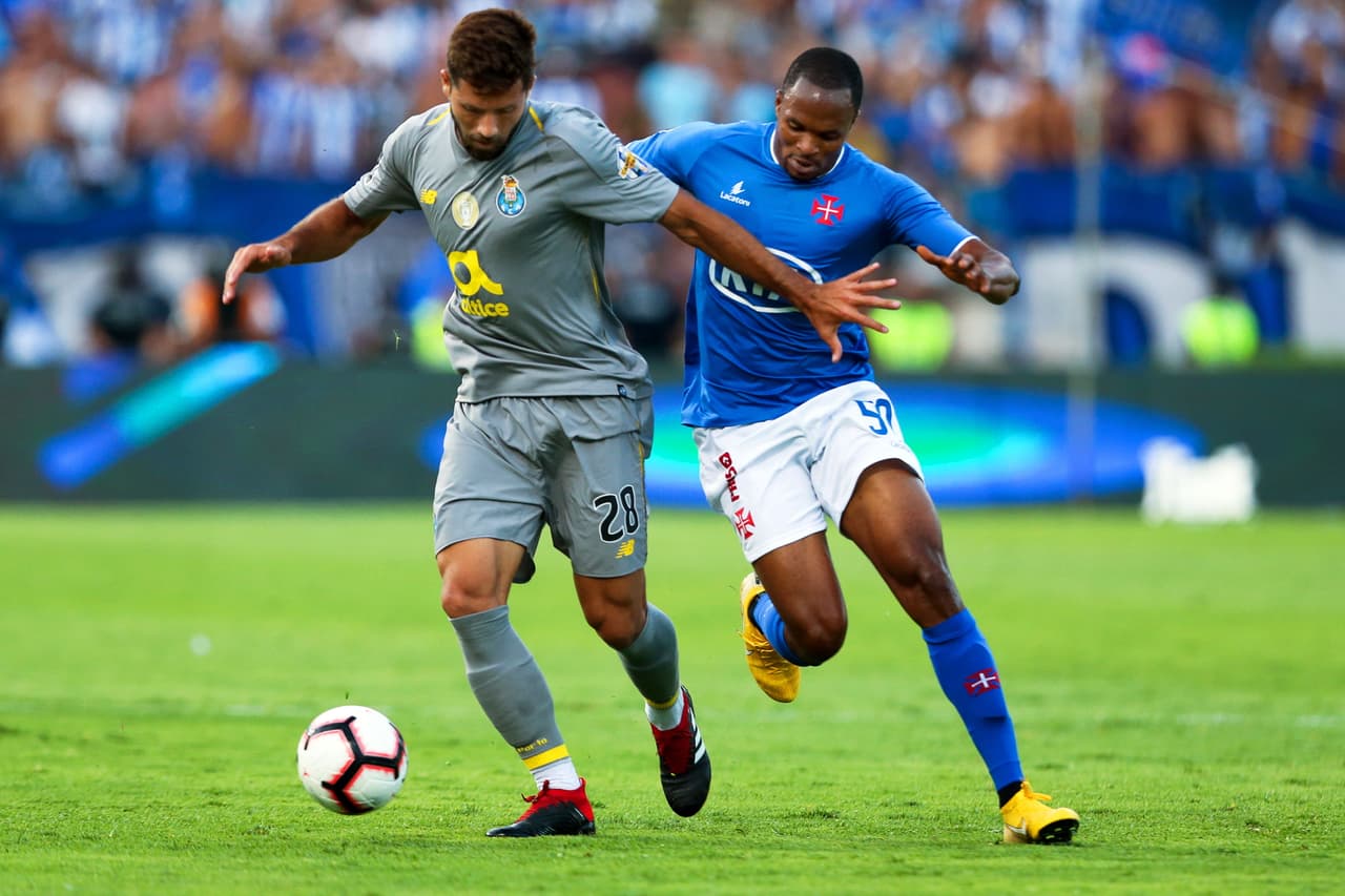 El juego estaba saliéndose de control para uno de los grandes de Portugal, ahora batallando con uno de los clubes modestos que incluso daba visos de hacer la hazaña de remontar.