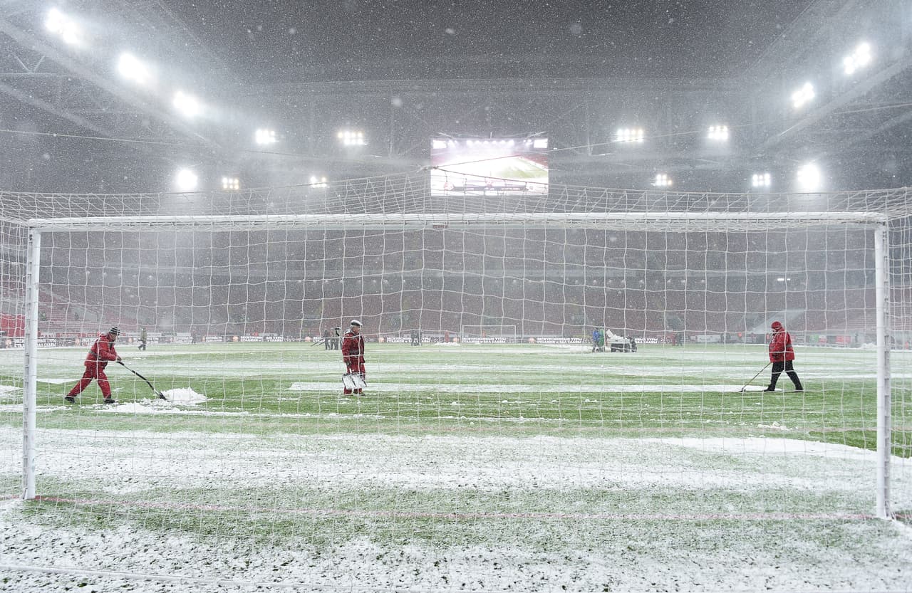 A la afición del Spartak de Moscú poco le importa el frio extremo que se vive en el campo en cada invierno y siempre acompañan a su equipo.