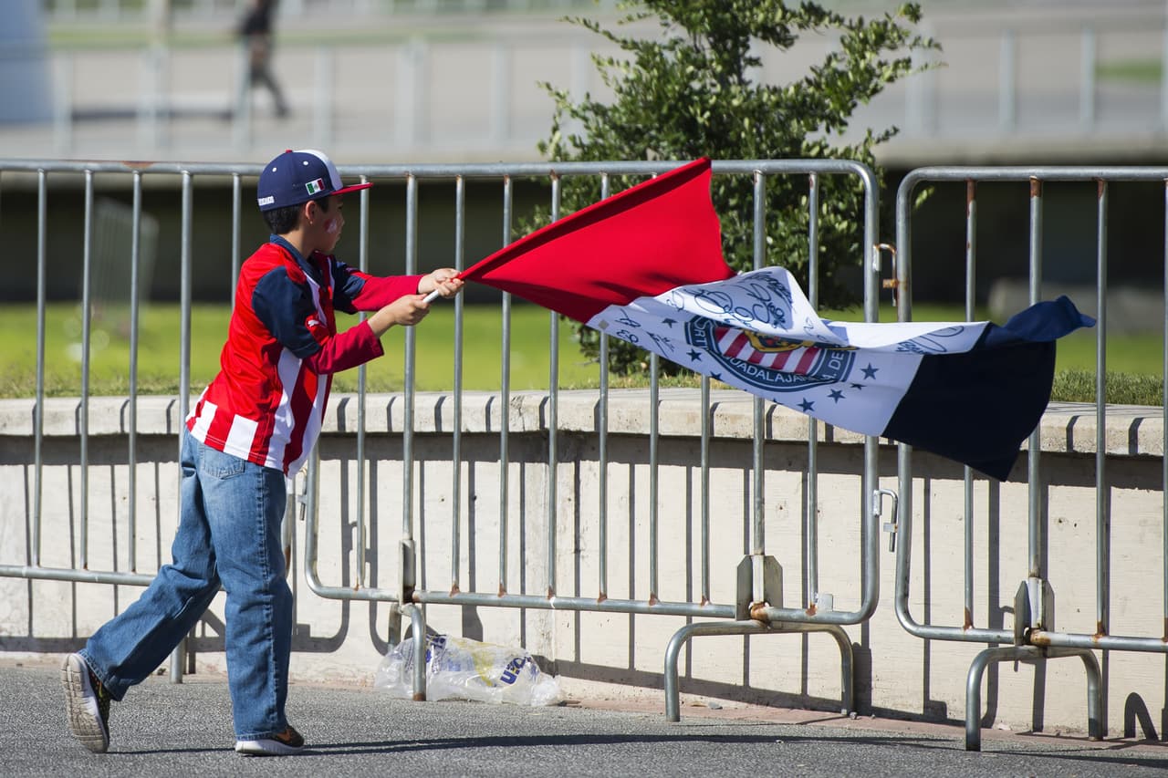 En los alrededores el estadio Akron la alegría y emoción la pusieron los aficionados de las Chivas que entusiasmados por un nuevo título de su equipo llegaron en gran número para ver la final de la Concacaf Liga de Campeones ante Torotno F.C.