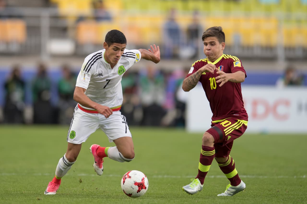 Action photo during the match Mexico vs Venezuela Under-20 corresponding Group B at the FIFA U-20 World Cup Korea Republic 2017 Stadium World Cup Suwon. Foto de accion durante el previo al partido Mexico vs Venezuela Sub-20 correspondiente al Grupo B en la Copa Mundial Sub-20 de la FIFA Republica de Corea 2017 en el Estadio de la Copa Mundial de Suwon, en la foto: Uriel Antuna Mexico y Yeferson Soteldo Venezuela 25/05/2017/MEXSPORT/Omar Martinez.
