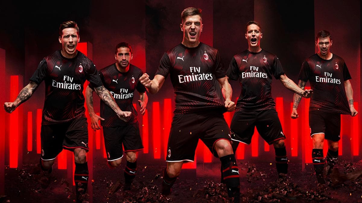 Los Rossoneros ya tienen su tercera piel para la siguiente temporada en la que esperan recuperar su lugar como un gran de Italia. La playera cuenta con un diseño de ondas en diferentes sentidos con el negro y rojo como protagonistas.