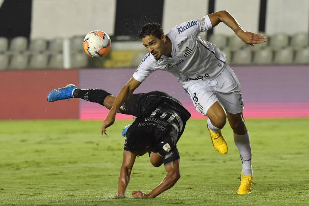 En un duelo lleno de tarjetas rojas, Santos consigue ganar 0-1 como visitante en la vuelta y conigue su pase a semifinales.