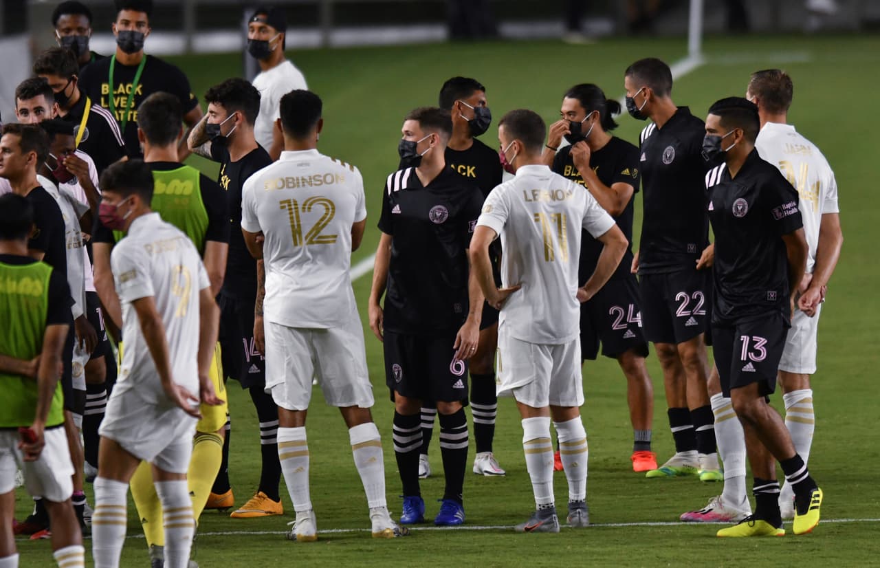 También jugadores del Inter Miami y Atlanta United se reúnen en el campo tras anunciar la cancelación de su partido.