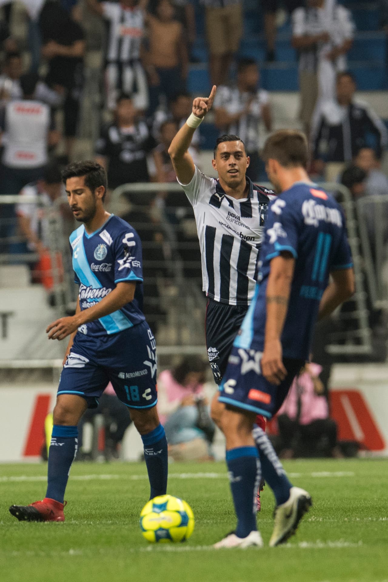 Sin embargo, la reacción de los locales llegó en el minuto siguiente por intermedio de su goleador Rogelio Funes Mori, quien lóle ga 6 anotaciones en este torneo y a 18 en lo que va de la temporada del fútbol mexicano.