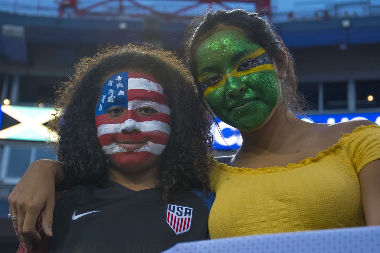Extraordinario colorido le pusieron los aficionados de la Selección de Estados Unidos y los de la de Jamaica en la Semifinal de la Copa Oro en Nissan Stadium, en Nashville. Aunque el equipo local mostró el cariño y el apoyo mayoritario.