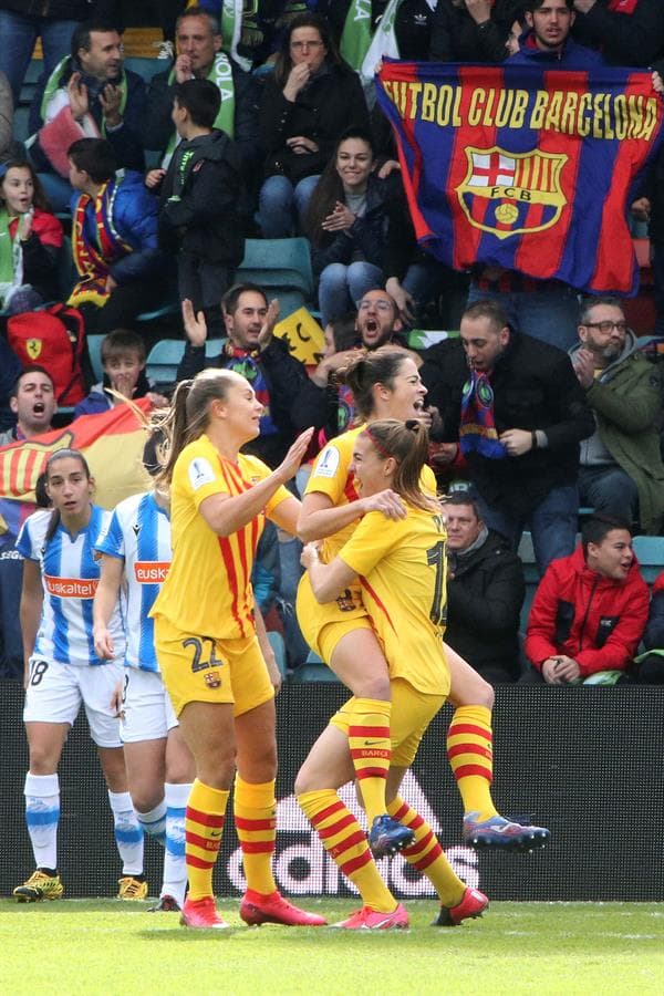 Las culés realizaron una gran hazaña y golearon por 10 tantos a la Real Sociedad con cuatro anotaciones de marta Torrejón, dobletes de Alexia y Oshoala y goles de graham e Iraia; la victoria fue clara.