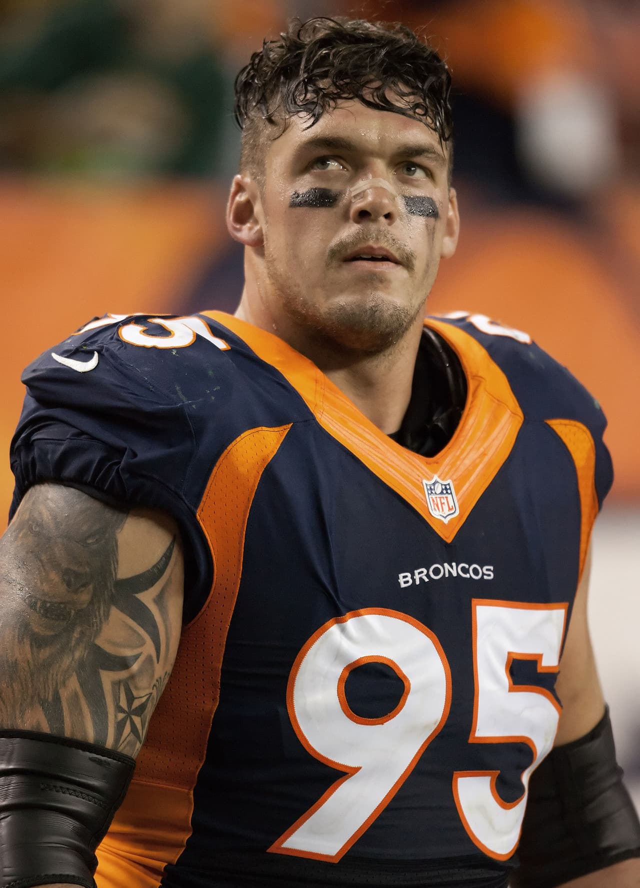 Wolfe lideró una defensiva que limitó a los Packers a solo 140 yardas totales.