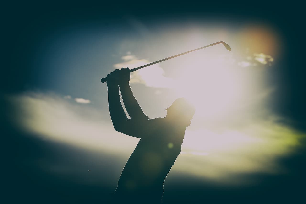 Una imagen captada con filtros de cámara permite ver a un golfista durante su recorrido en la tercera ronda del final de la escuela de calificación en el European Tour en el PGA Catalunya Resort.