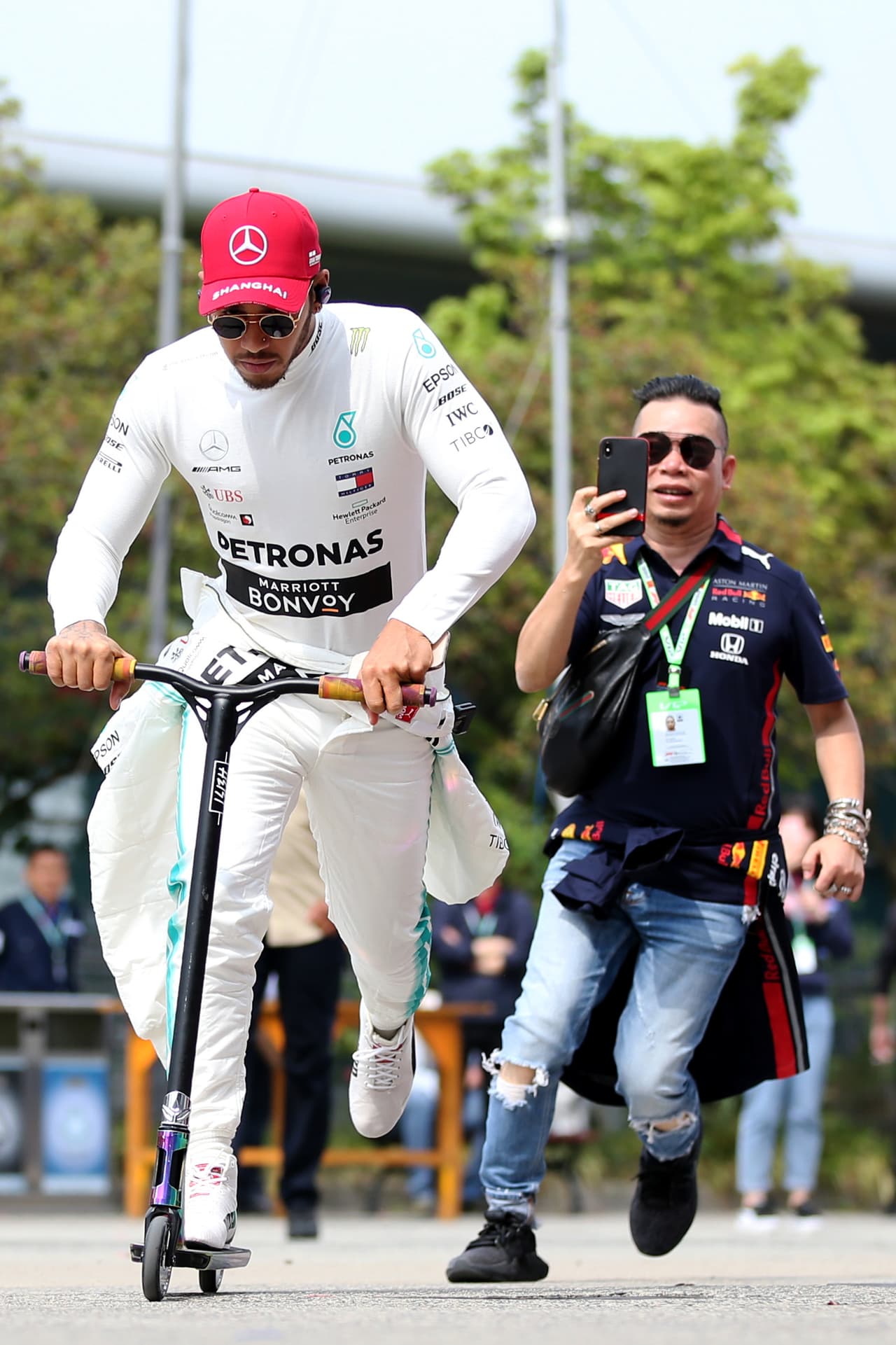En la madrugada de este sábado se corrió la última sesión libre y la clasificación del Gran Premio de China en la cual los autos de Mercedes lograron los mejores tiempos. Valtteri Bottas se quedó con la Pole, Lewis Hamilton saldra segundo, Sebastian Vettel (Ferrari) tercero y Sergio 'Checo' Pérez quedó en el puesto 12.