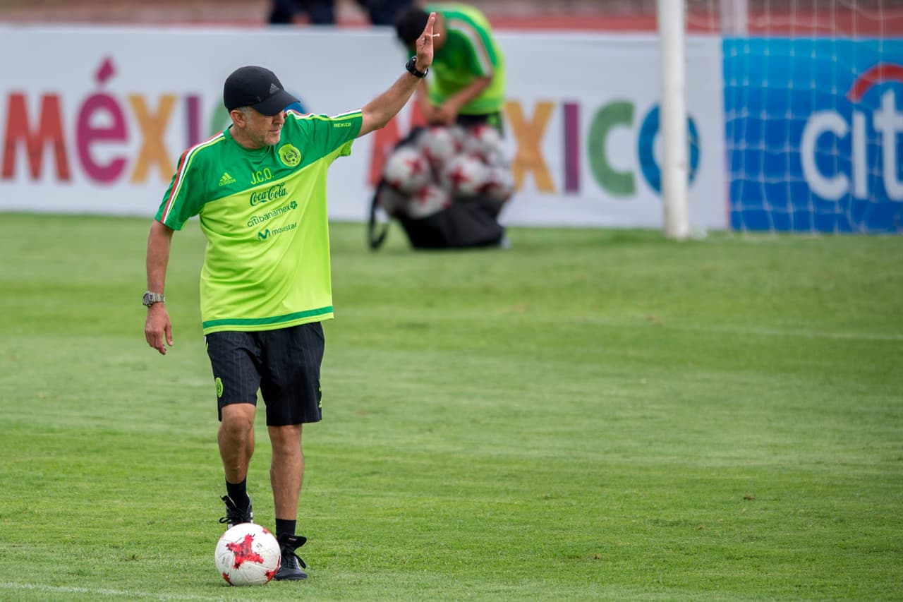 Aunque, tras la Copa Oro la tensión sobre el colombiano era muy alta, los aficionados en el Centenario fueron amables con él y él respondió con un cordial saludo.