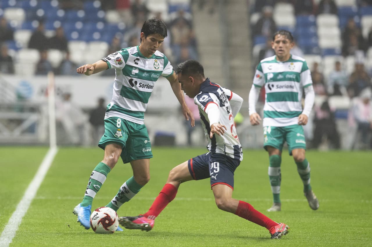 Carlos Orrantia trata de escaparse de Carlos Rodríguez, pero el jugador rayado gana la partida y crea un peligroso contragolpe.