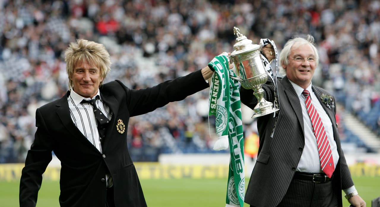 Rod Stewart, fiel a la tradición británica de apoyar al equipo de la ciudad o del vecindario natal, es hincha ferviente del Celtic de Glasgow, en Escocia.