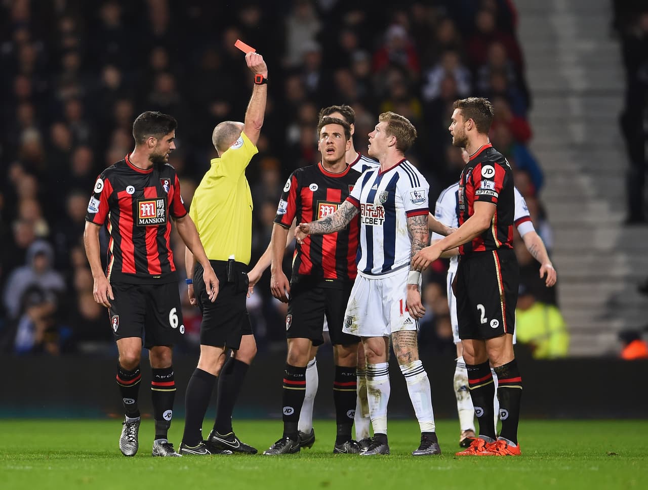 Tampoco le tiembla el pulso para expulsar a los culpables de fuerza desmedida.