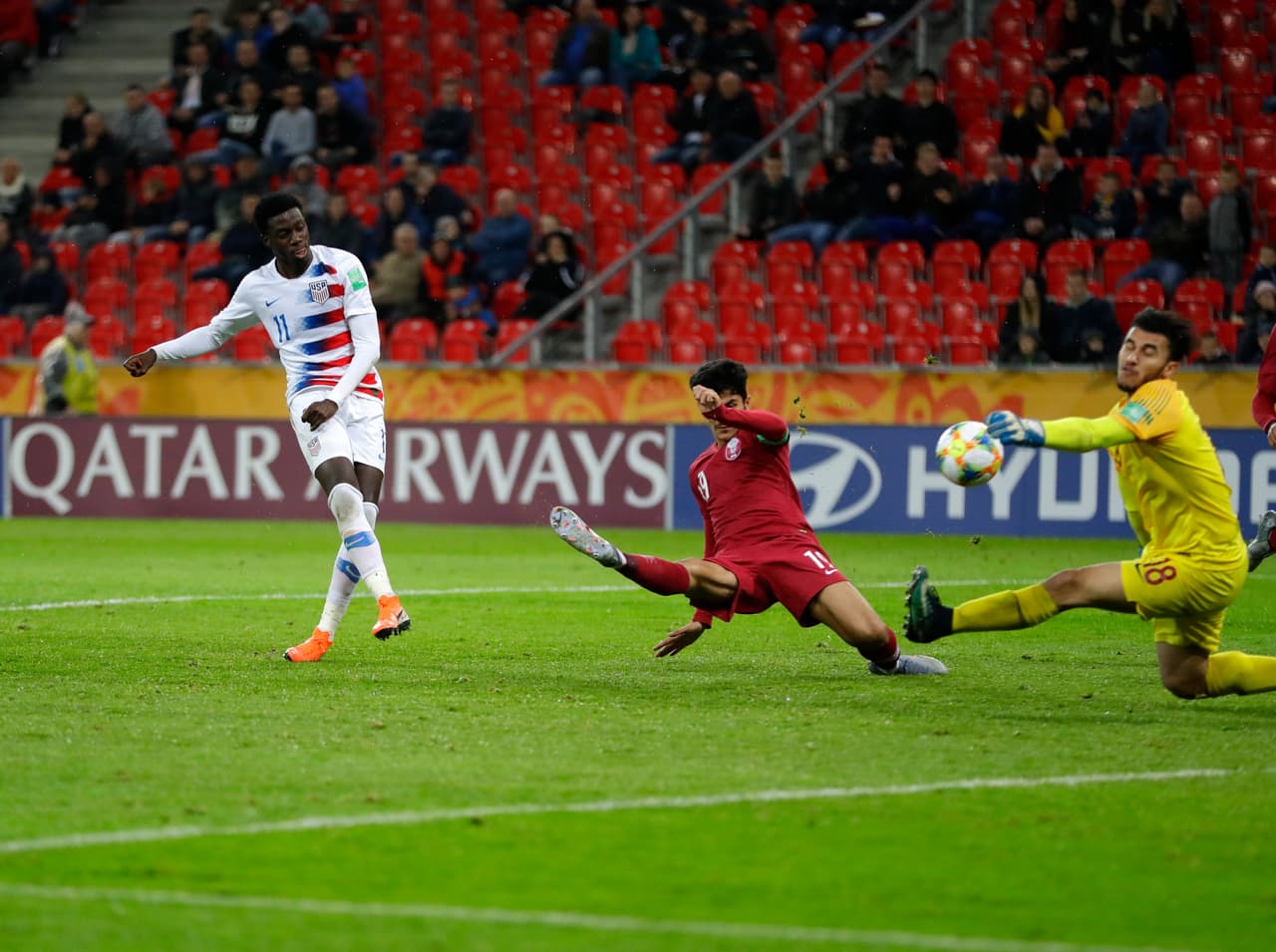 Corrían los 76 minutos de partido cuando el delantero del Celtic de Escocia sorprendía a la defensa catarí.