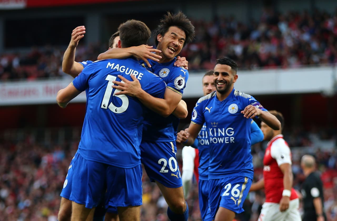 Centro largo desde la banda izquierda, cabezazo de Harry Maguire y definición ante una pésima salida de Petr Cech.