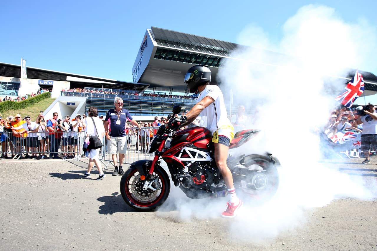 La belleza de las modelos, los fanáticos del neerlandés Max Verstappen, los espectáculos aéreos y el colorido hacen parte de la fiesta fuera de la pista en el Gran Premio de Austria en la Fórmula 1.