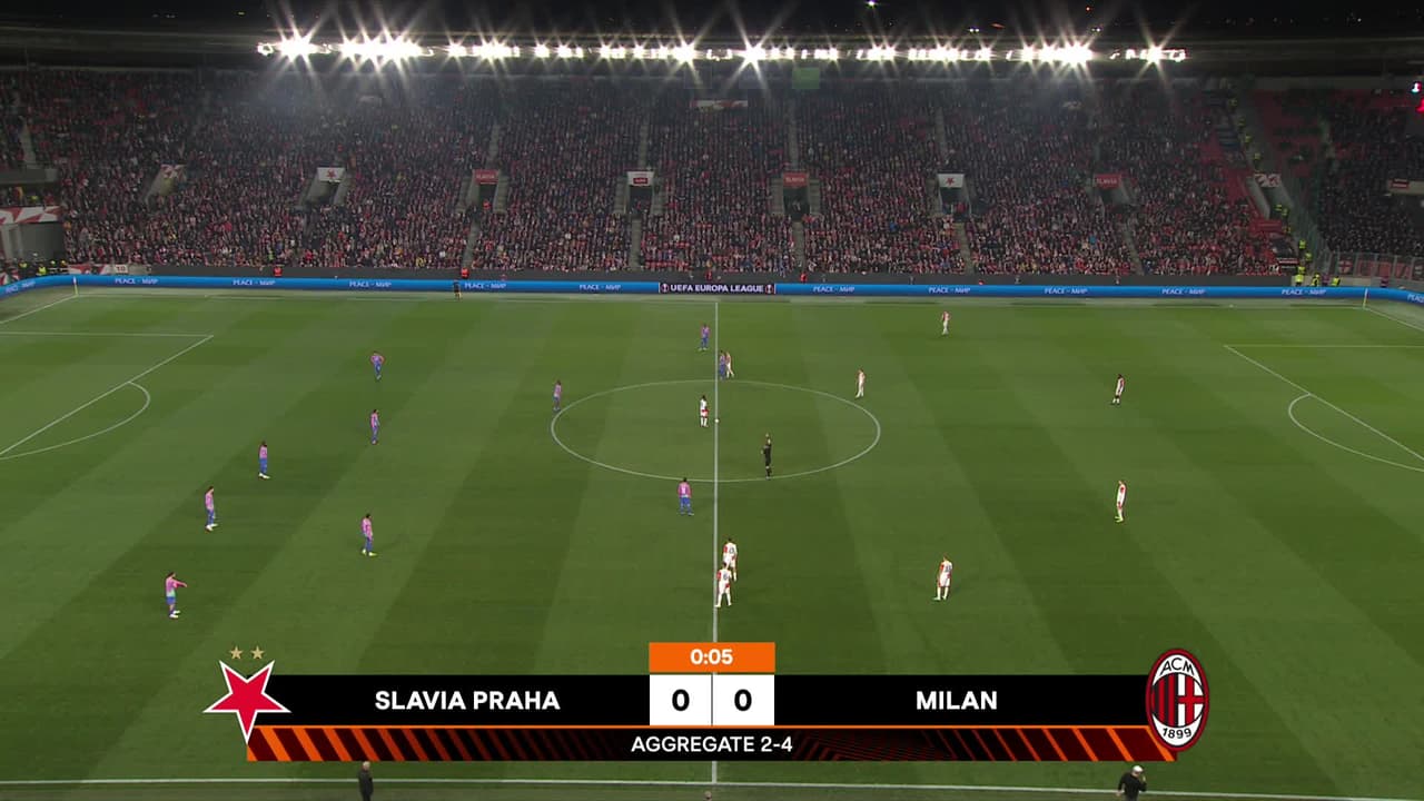 Arranca el partido y la pelota está en juego.