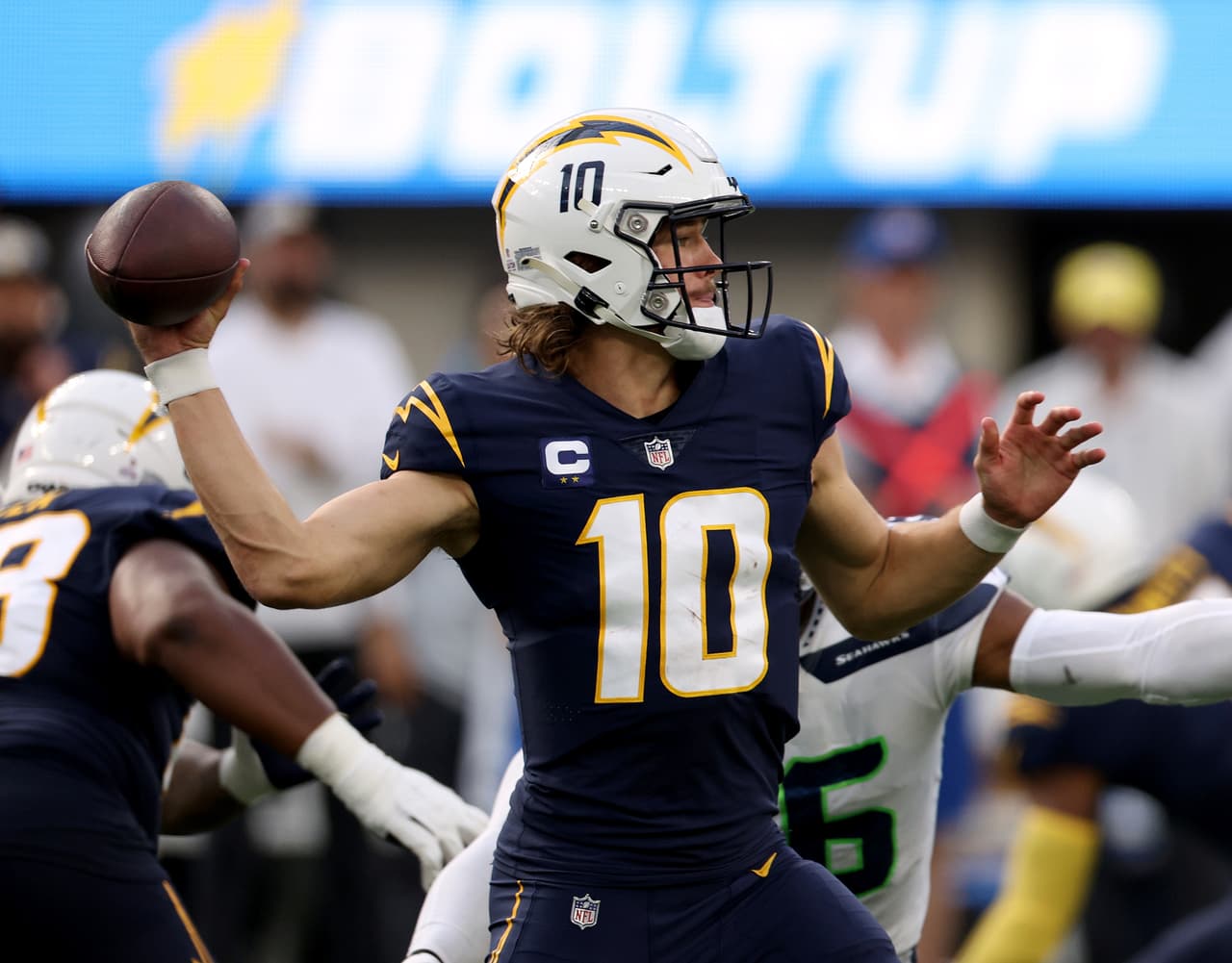El QB de Los Angeles Chargers te puede hacer bastantes puntos para ganar en la Semana 9.