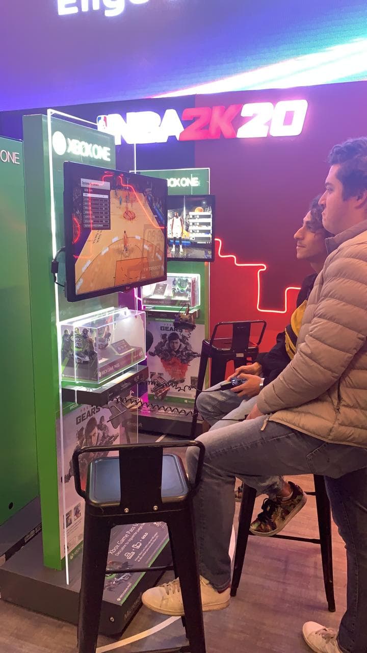 Con diversas actividades dentro de la Arena México, la afición ya calienta para el juego entre Pistons y Mavericks.