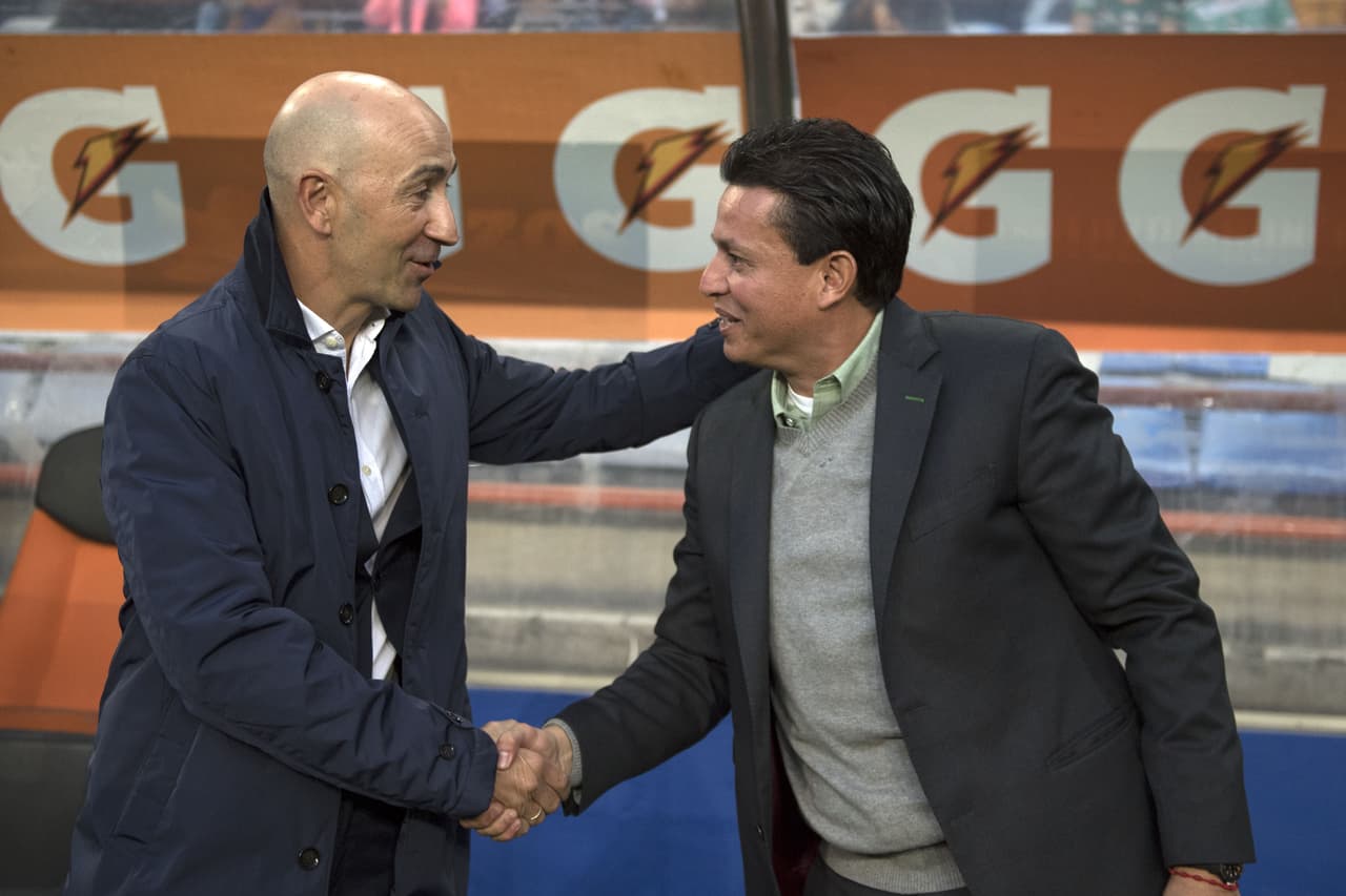 Los entrenadores de ambas escuadras tuvieron un afectuoso saludo previo al silbatazo inicial.